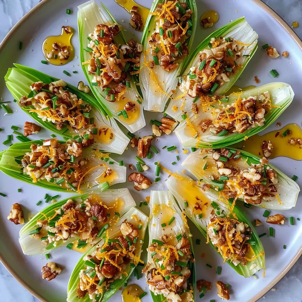 Des morceaux de laitue garnis de noix de pécan, d'oignons verts et de zestes d'orange, arrosés d'huile, disposés sur une assiette.