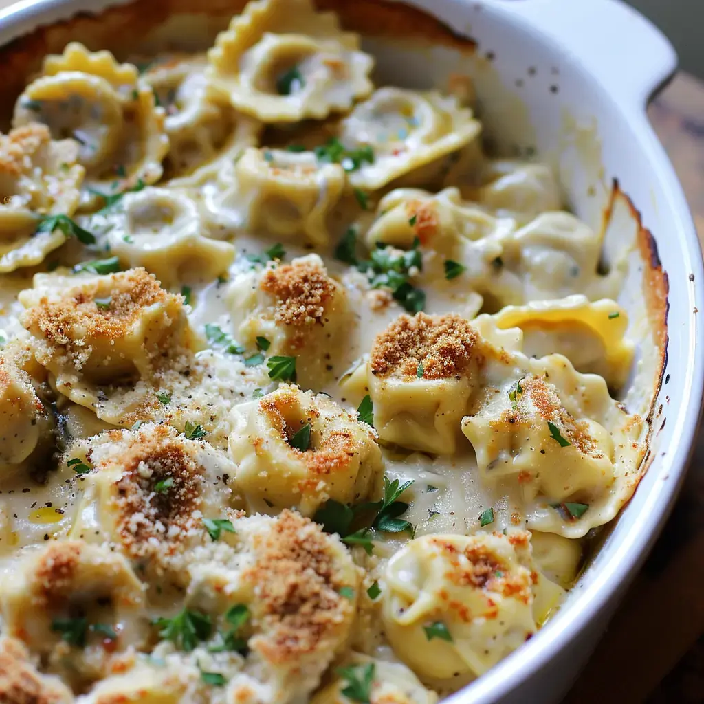 Un plat de pâtes gratinées avec une sauce crémeuse, parsemé de chapelure et de persil.