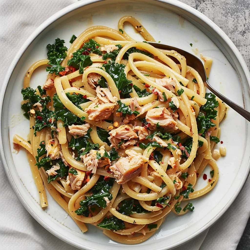 Pâtes crémeuses au thon et oignons caramélisés avec kale