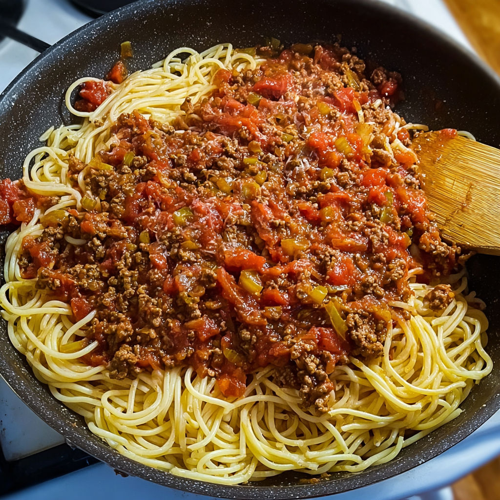 Une recette de spaghetti bolognaise est prête à être servie.