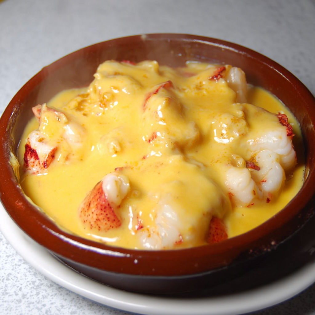 Une casserole de crabes et de creme chaude, servie dans un bol en terre.