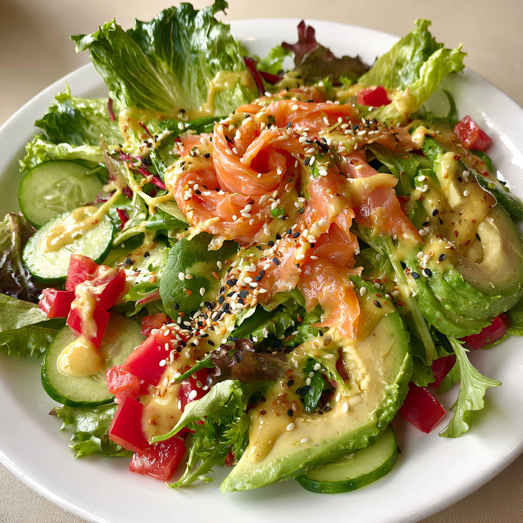 Salade Fraîche au Saumon Fumé, Avocat et Sauce au Gingembre.