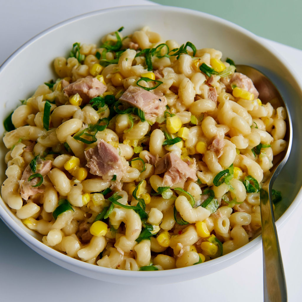 Salade de pâtes froide au thon, maïs et oignons nouveaux.