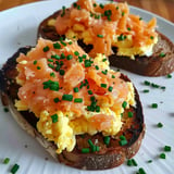 Tartine du nordique aux œufs brouillées et saumon