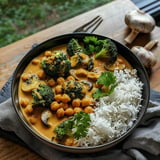 Curry de Brocoli, Pois Chiches et Champignons au Lait de Coco