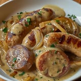Saucisses à la moutarde et oignons
