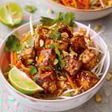 Une salade de tempeh grillé et de carottes au lait de coco.