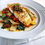 Poisson grillé avec légumes rôtis et beurre noisette, accompagné de câpres et d'anchois.