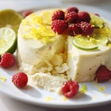 Une tarte glacée à la lime et au citron est servie sur un plateau avec des fruits frais.