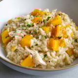 Risotto au poulet et à la courge, une recette savoureuse et délicieuse, est servie dans un bol en porcelaine.