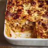 Une pièce de lasagne cacciatore est servie dans un plat en verre.
