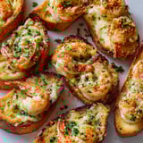 Pain à l'ail gratiné aux crevettes, une recette savoureuse et délicieuse.