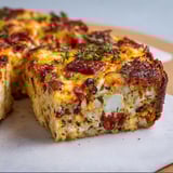 Une portion de brownies salés au chou-fleur et chorizo, avec des herbes et des épices pour ajouter de la saveur.