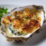 Une portion de Huîtres gratinées sur un plateau.