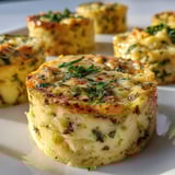 Petits Flans au Thon, une recette de cuisine qui consiste à préparer des flans en utilisant des ingrédients tels que des légumes verts, du thon et de la crème.