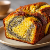 Une portion de cake citron pavot est servie sur un plateau.