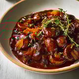 Un sacré bourguignon de champignons est servie dans un bol en céramique.