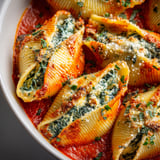 Coquilles farcies au fromage cottage et aux épinards, sauce aux poivrons rôtis.