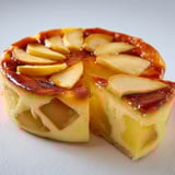 Une portion de flan aux pommes et yaourt, avec des pommes et du yaourt visibles.