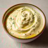 Une assiette contenant une sauce Aïoli Marseillaise.