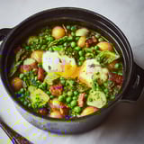 Une cocotte de légumes et œufs pochés, inspirée par la recette d'Hélène Darroze.