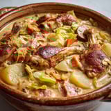 Une bonne garbure des Midi-Pyrénées est servie dans un bol en terre.