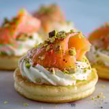 Blinis au saumon et au St Morêt, une recette savoureuse et délicieuse.