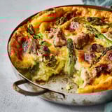 Une tarte aux asperges vertes et aux légumes est servie dans un bol en métal.