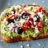 Une toast de pain grillé avec des tomates, des olives et du fromage grec.