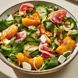 Salade d'été aux abricots, une salade fraîche et colorée avec des légumes frais et des abricots.