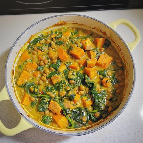 Curry de patate douce aux épinards et pois chiches