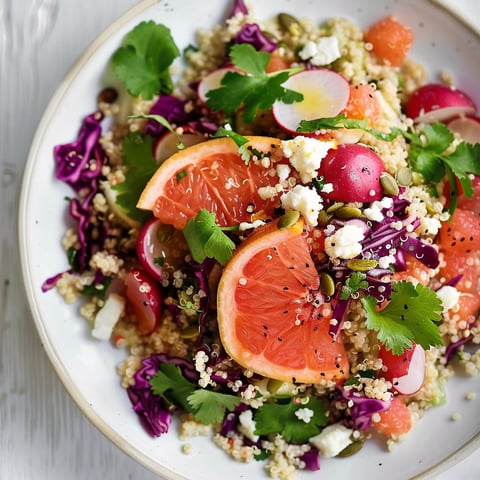 Une salade croquante au quinoa, chou, radis et feta, avec des oranges et des pamplemousses pour ajouter de la fraîcheur.