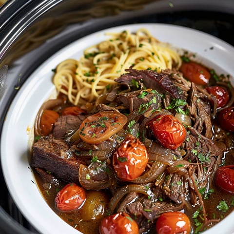 Une casserole de boeuf aux tomates cerises et pommes de terre mijotée.