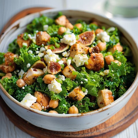 Salade de kale au poulet et aux figues, avec des fruits et des légumes variés, est un plat délicieux et nutritif.
