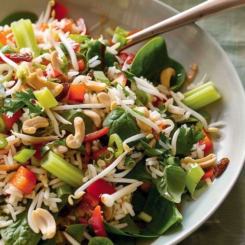 Salade d'amour avec des légumes frais et des noix.