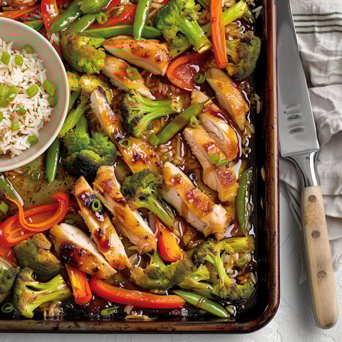 Une plaque de poulet asiatique avec des légumes verts et des épices.