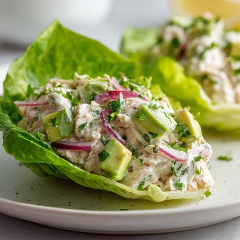Rouleaux de laitue et salade de poulet à l'avocat.