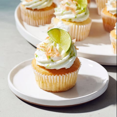 Des mini-cupcakes à la lime et à la crème de coco sur un plateau.