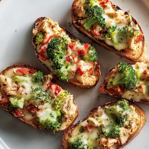 Tartines au thon et au brocoli, une recette savoureuse et colorée.