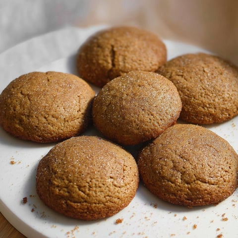 Une pile de biscuits à la mélasse et aux bananes sur un plateau.