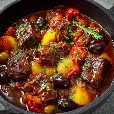 La daube niçoise est un plat de viande de boeuf servie dans un bol en fonte.