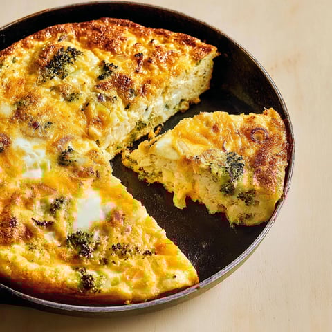 Une frittata aux deux choux est servie dans un plat en fonte.