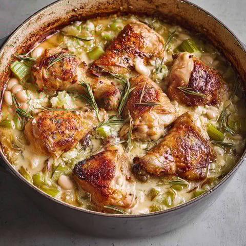 Le poulet rôti de Jamie Oliver est un plat délicieux et savoureux, composé de poulets rôtis avec des légumes et des herbes fraîches.