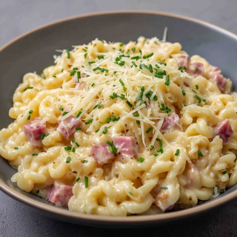Une delicieuse préparation de Coquillettes, façon risotto, jambon et comté, prête à être servie.