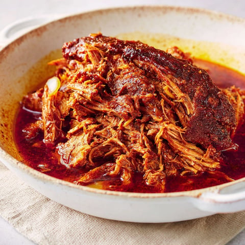 Un plat de braisé de porc aux piments chipotle.