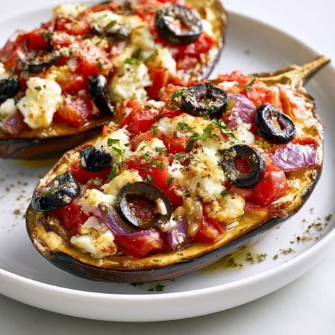 Les aubergines farcies à la grecque sont servies sur un plateau.