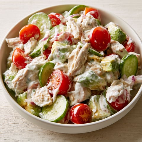 Une salade de poulet, avocat et tomates fraîches, équilibrée et gourmande.