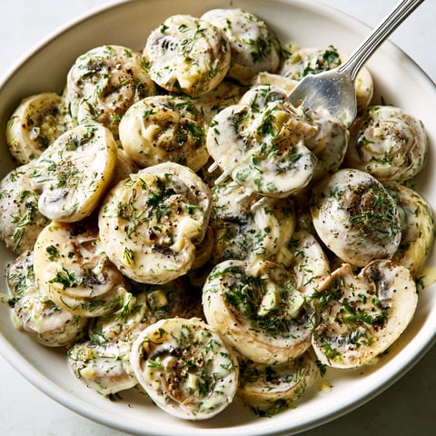 Une salade de champignons de Paul Bocuse est servie dans un bol.