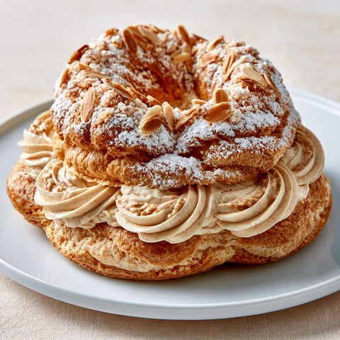 Une délicieuse crème pralinée recouvre un délicieux Paris-Brest.