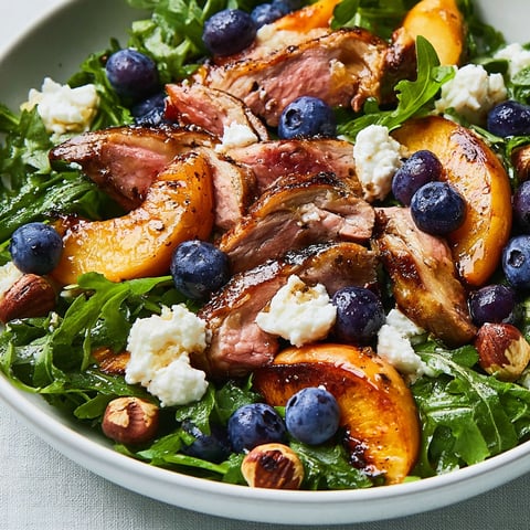 Une salade de pêches, myrtilles et agneau
